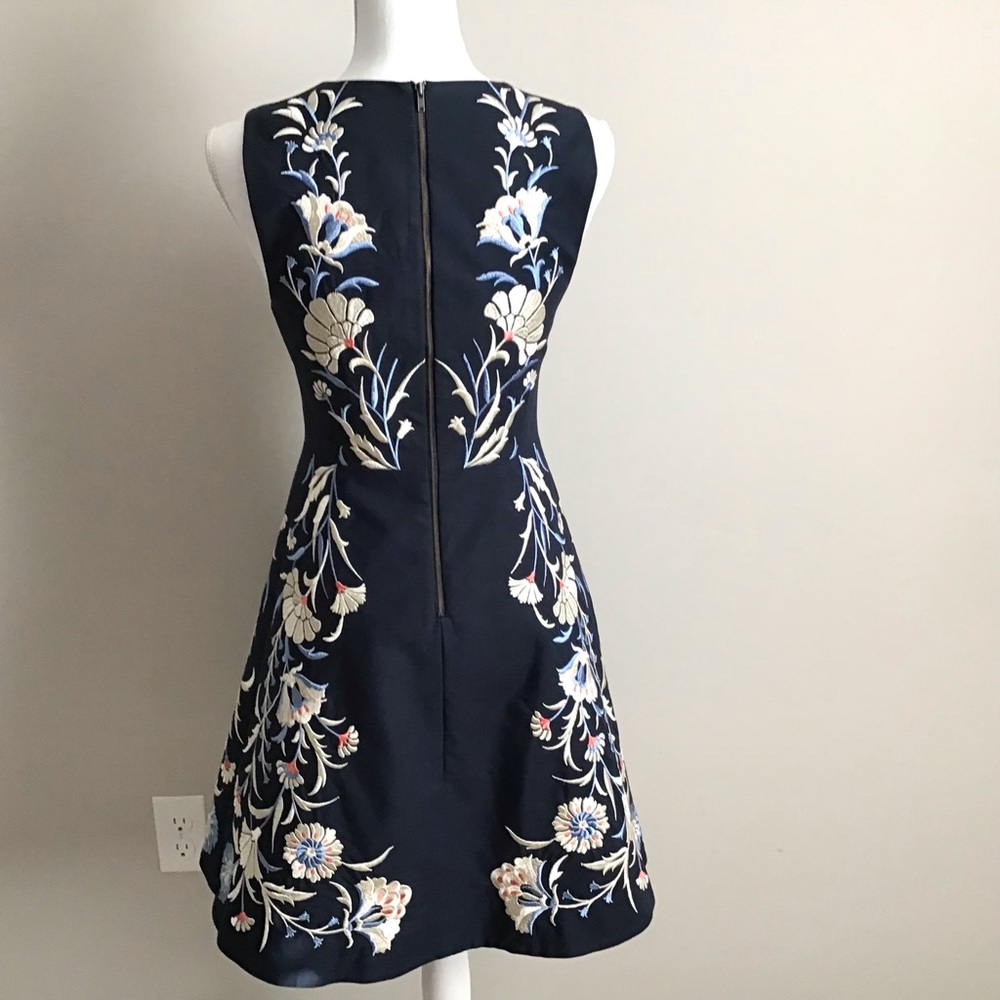 Embroidered Dress ASO Lorelai Gilmore in Gilmore Girls - Picture 6 of 12